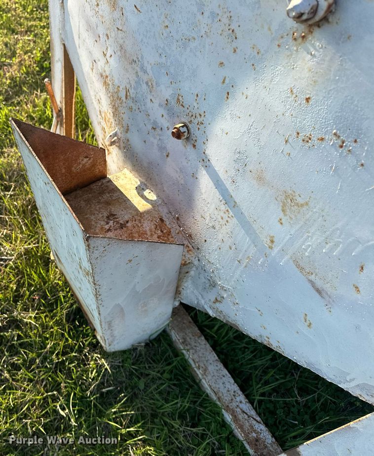 image for item EJ8380 (2) cake feeders