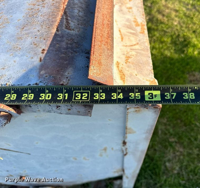 image for item EJ8380 (2) cake feeders