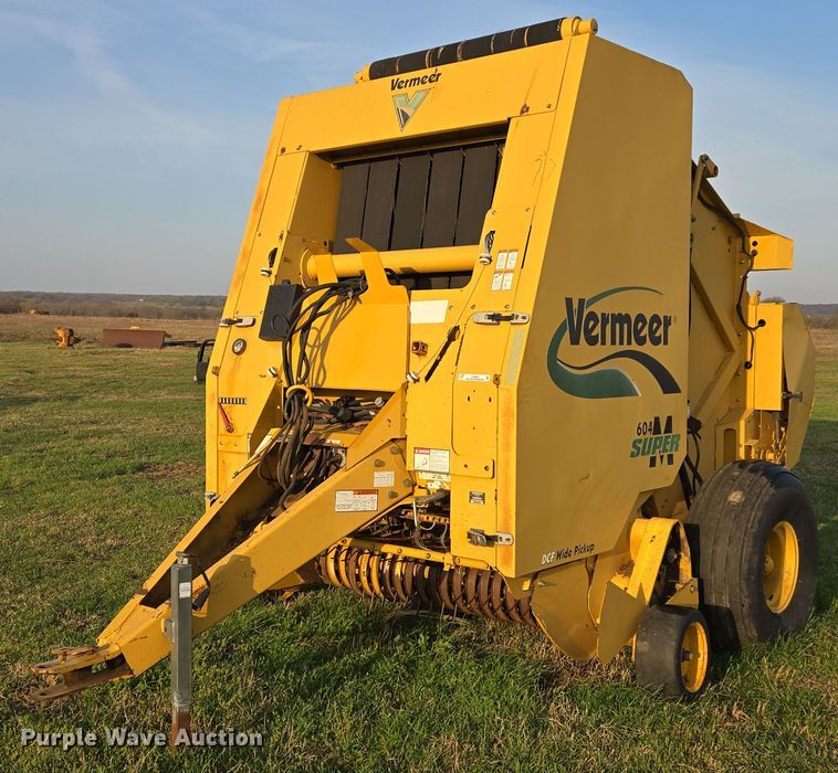 image for item EJ8381 Vermeer 604SM round baler