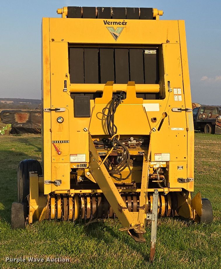 image for item EJ8381 Vermeer 604SM round baler