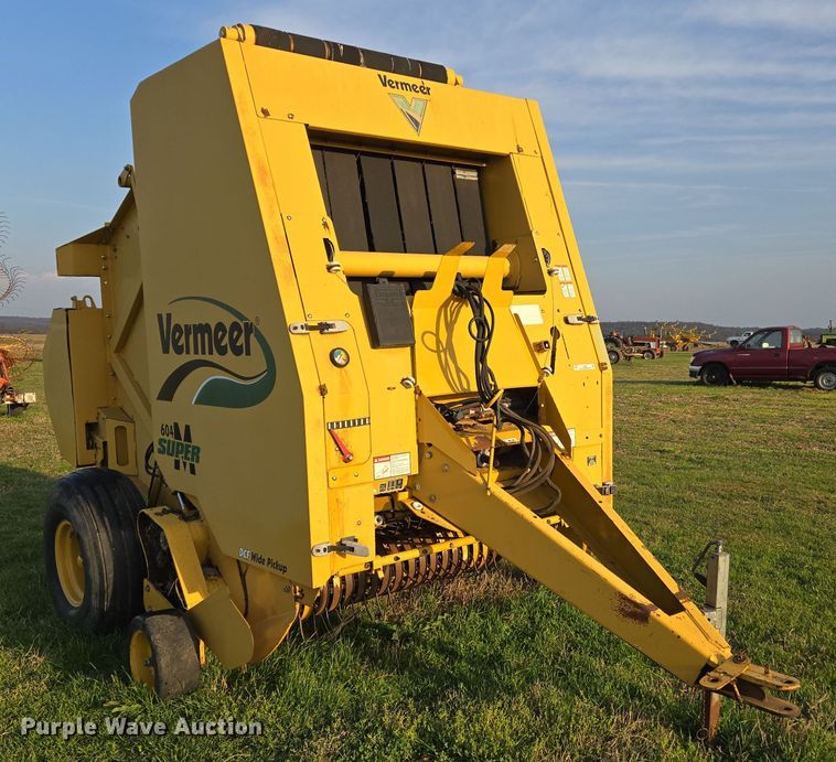 image for item EJ8381 Vermeer 604SM round baler