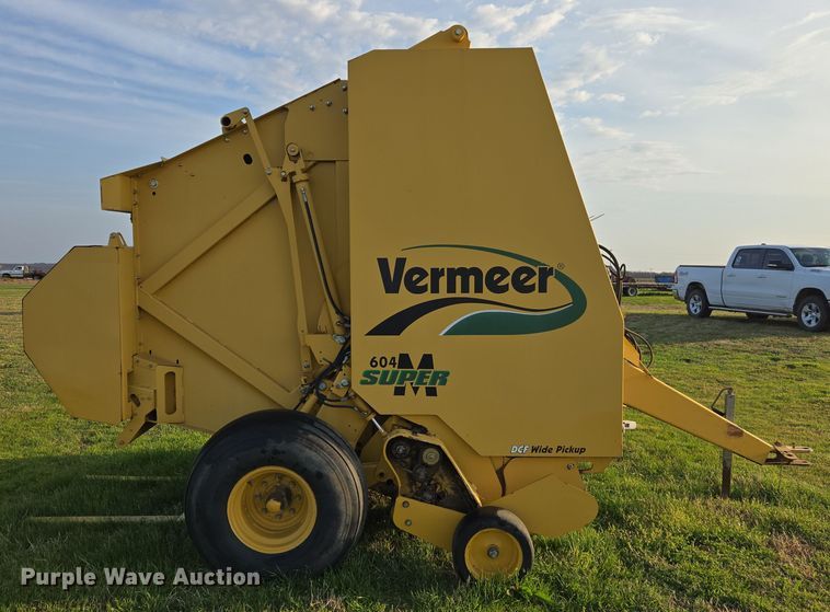 image for item EJ8381 Vermeer 604SM round baler