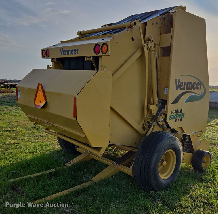 image for item EJ8381 Vermeer 604SM round baler