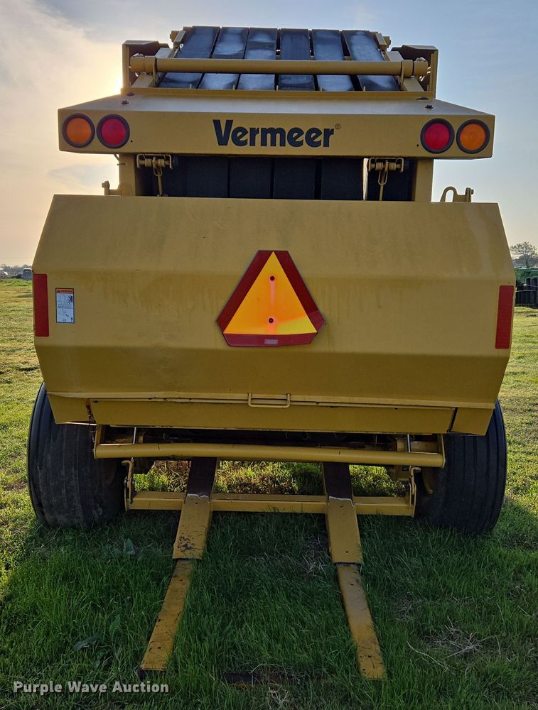 image for item EJ8381 Vermeer 604SM round baler