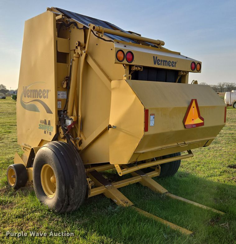 image for item EJ8381 Vermeer 604SM round baler