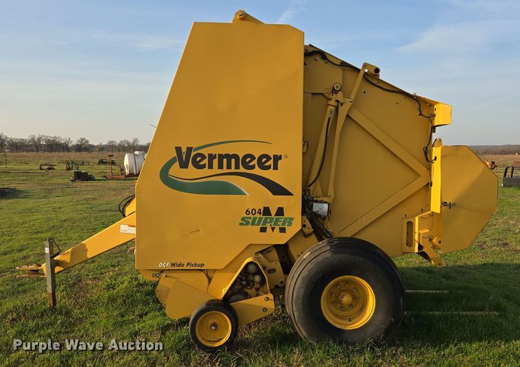image for item EJ8381 Vermeer 604SM round baler