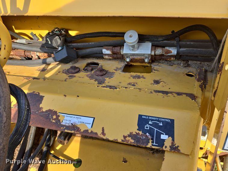 image for item EJ8381 Vermeer 604SM round baler