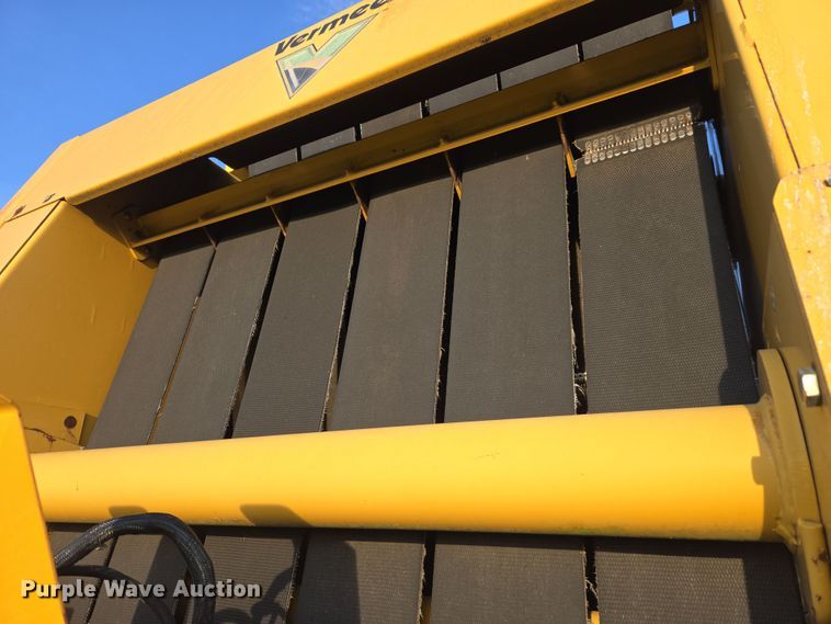 image for item EJ8381 Vermeer 604SM round baler