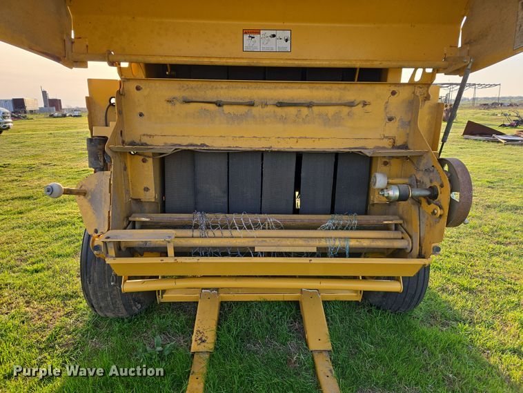 image for item EJ8381 Vermeer 604SM round baler