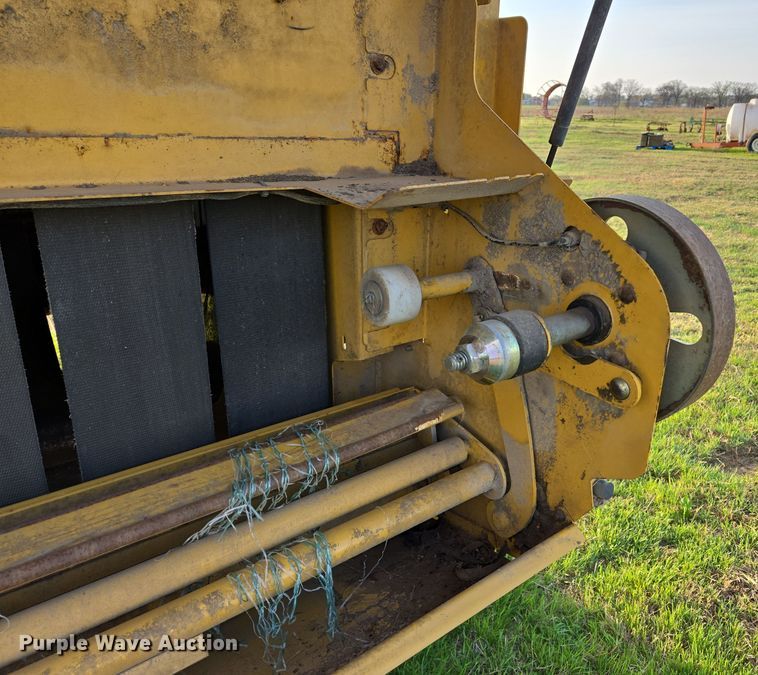 image for item EJ8381 Vermeer 604SM round baler