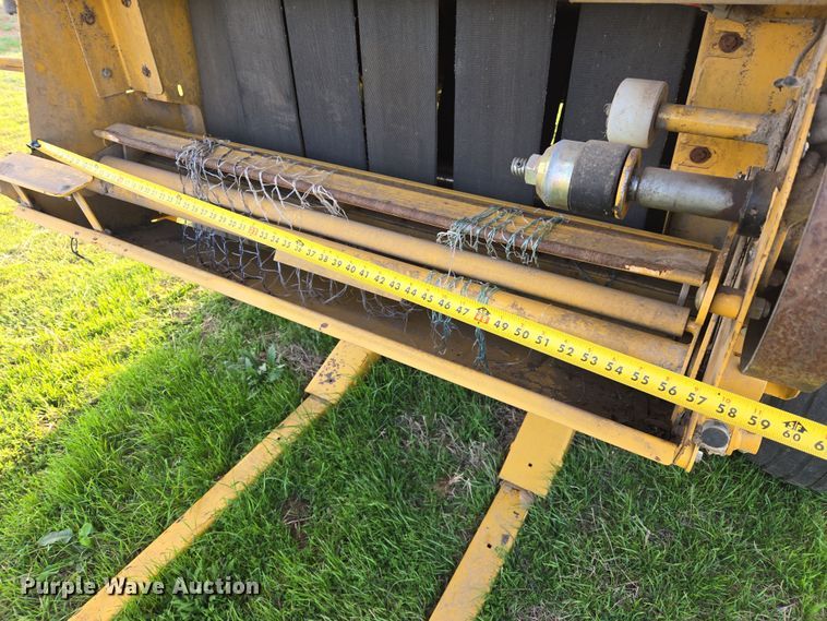 image for item EJ8381 Vermeer 604SM round baler