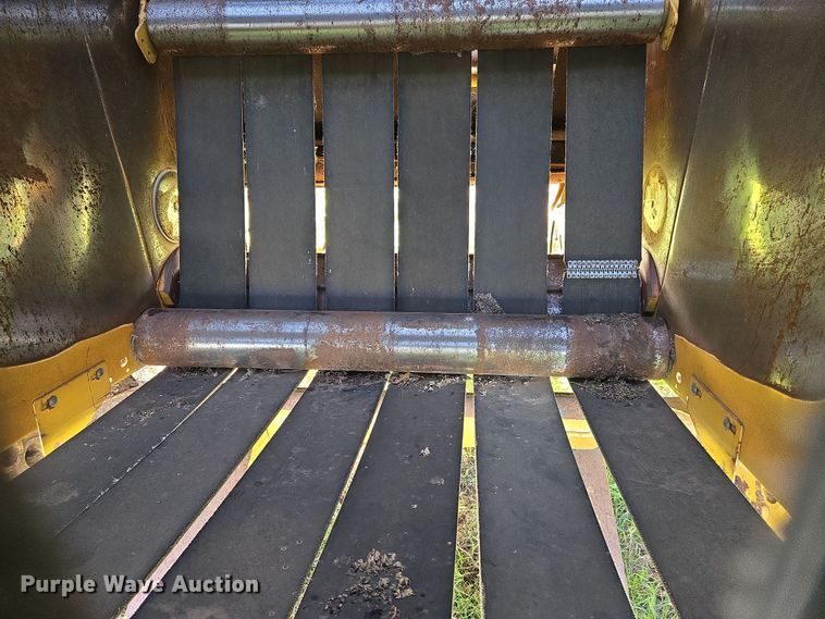 image for item EJ8381 Vermeer 604SM round baler