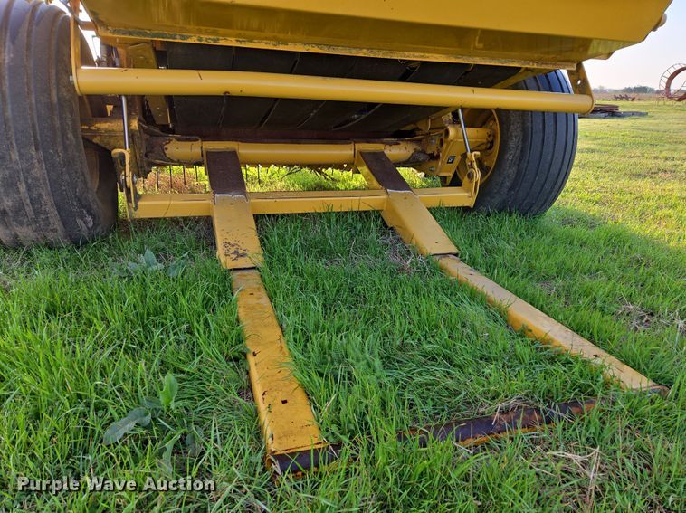 image for item EJ8381 Vermeer 604SM round baler