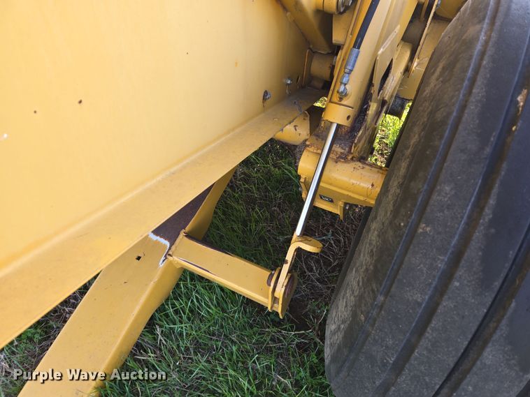 image for item EJ8381 Vermeer 604SM round baler