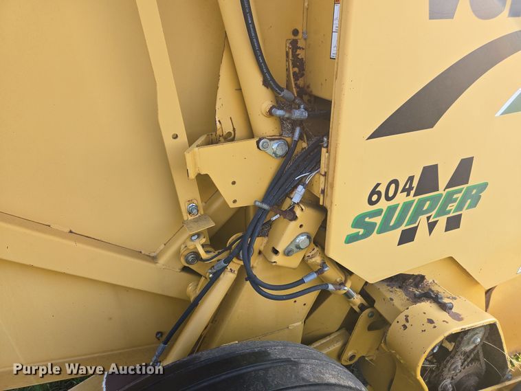 image for item EJ8381 Vermeer 604SM round baler