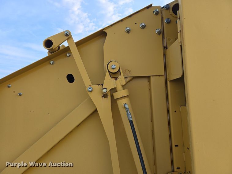 image for item EJ8381 Vermeer 604SM round baler