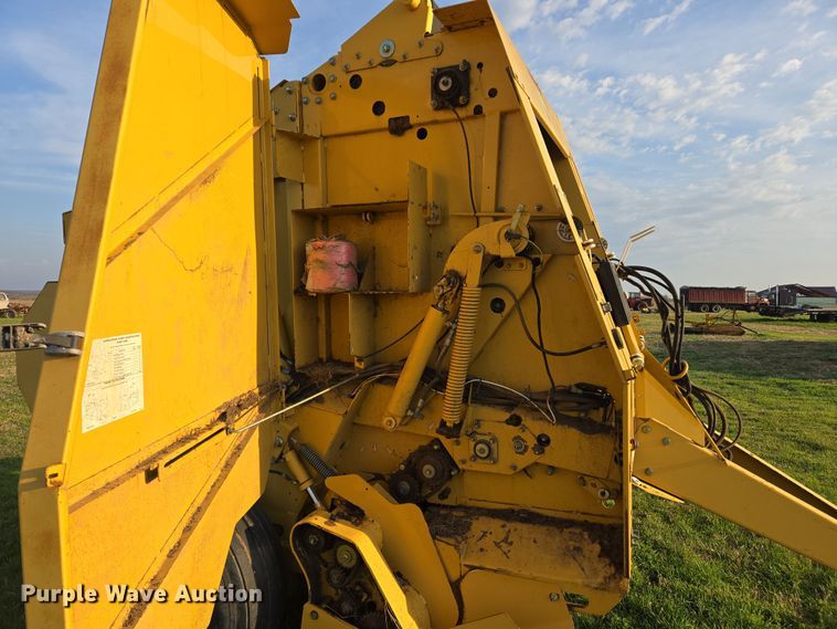 image for item EJ8381 Vermeer 604SM round baler