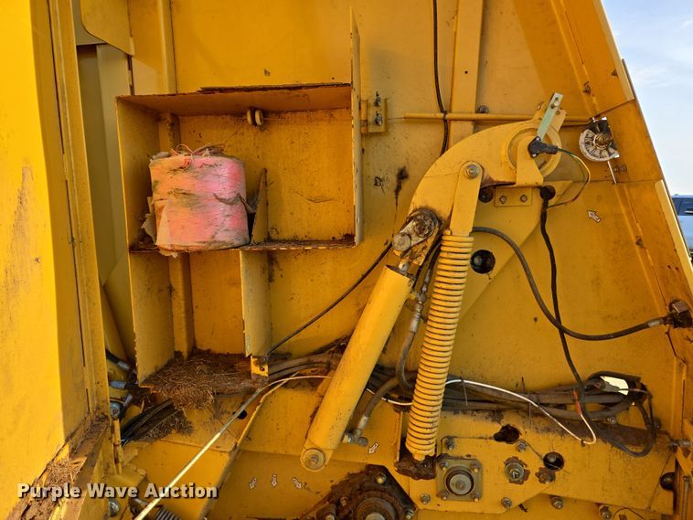 image for item EJ8381 Vermeer 604SM round baler