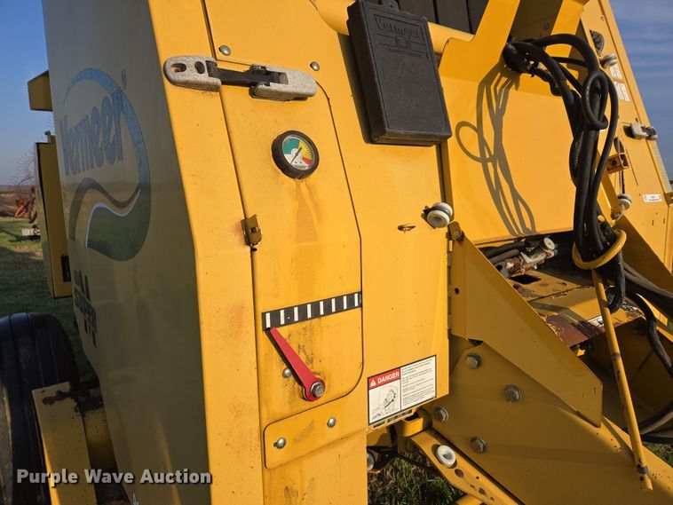 image for item EJ8381 Vermeer 604SM round baler