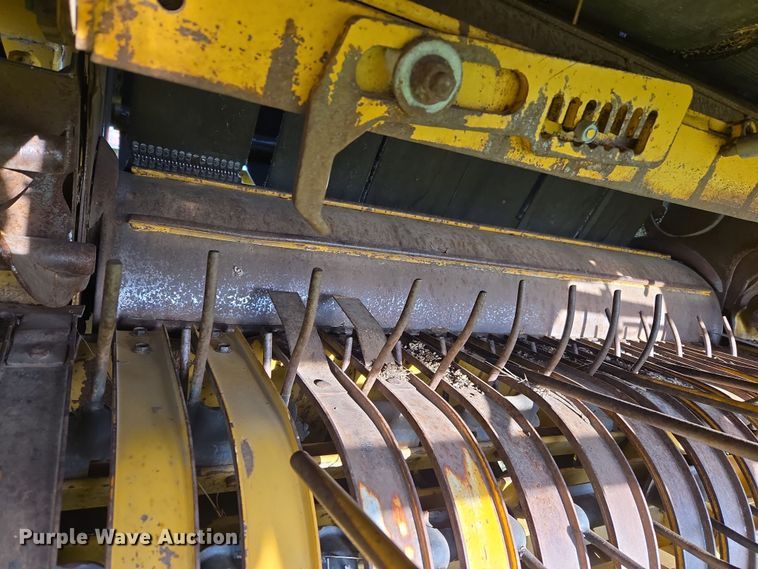 image for item EJ8381 Vermeer 604SM round baler