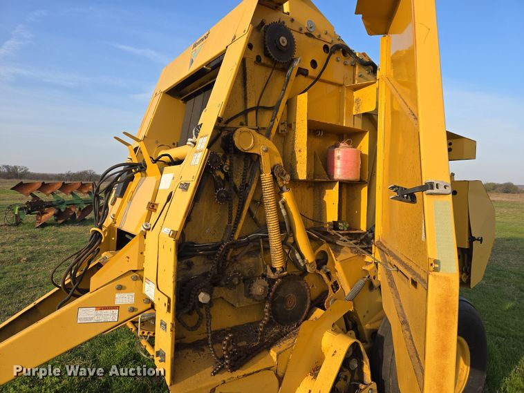 image for item EJ8381 Vermeer 604SM round baler