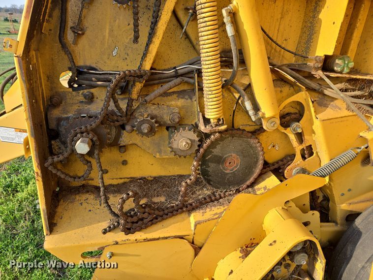 image for item EJ8381 Vermeer 604SM round baler