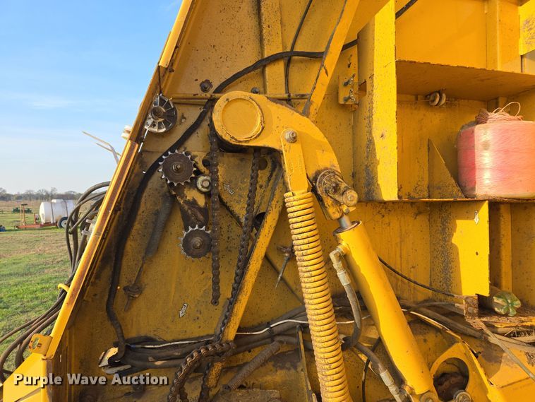 image for item EJ8381 Vermeer 604SM round baler