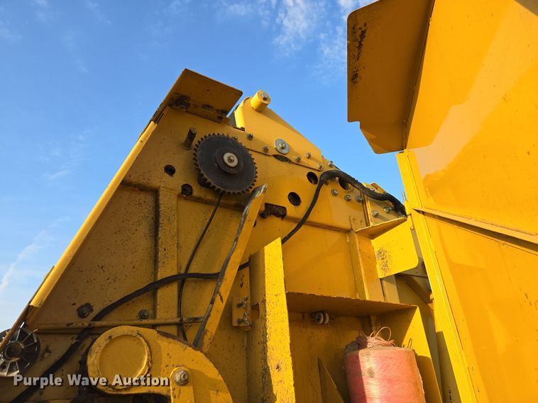 image for item EJ8381 Vermeer 604SM round baler