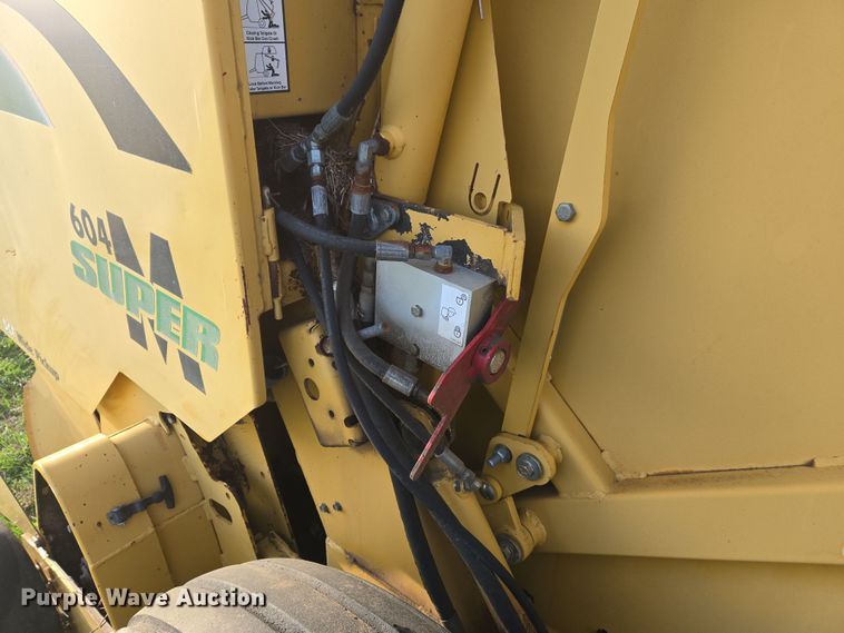 image for item EJ8381 Vermeer 604SM round baler