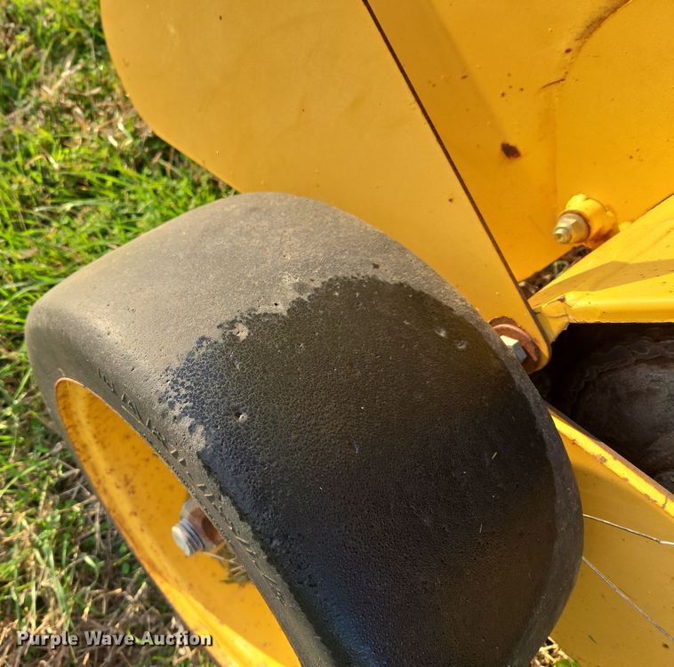 image for item EJ8381 Vermeer 604SM round baler