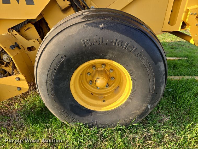 image for item EJ8381 Vermeer 604SM round baler