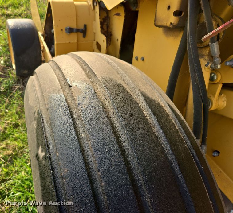 image for item EJ8381 Vermeer 604SM round baler
