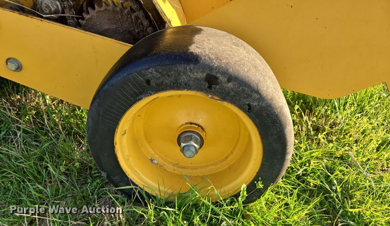 image for item EJ8381 Vermeer 604SM round baler