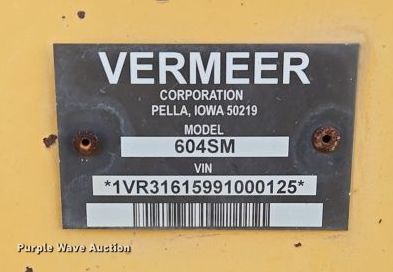 image for item EJ8381 Vermeer 604SM round baler