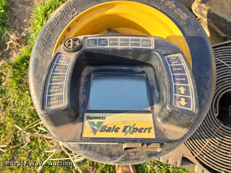 image for item EJ8381 Vermeer 604SM round baler