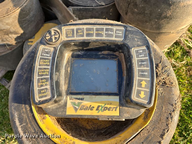 image for item EJ8381 Vermeer 604SM round baler