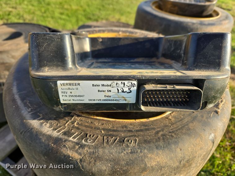 image for item EJ8381 Vermeer 604SM round baler