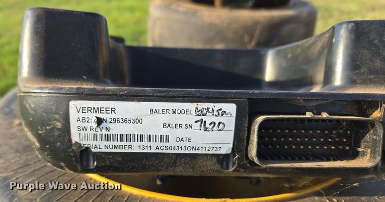 image for item EJ8381 Vermeer 604SM round baler