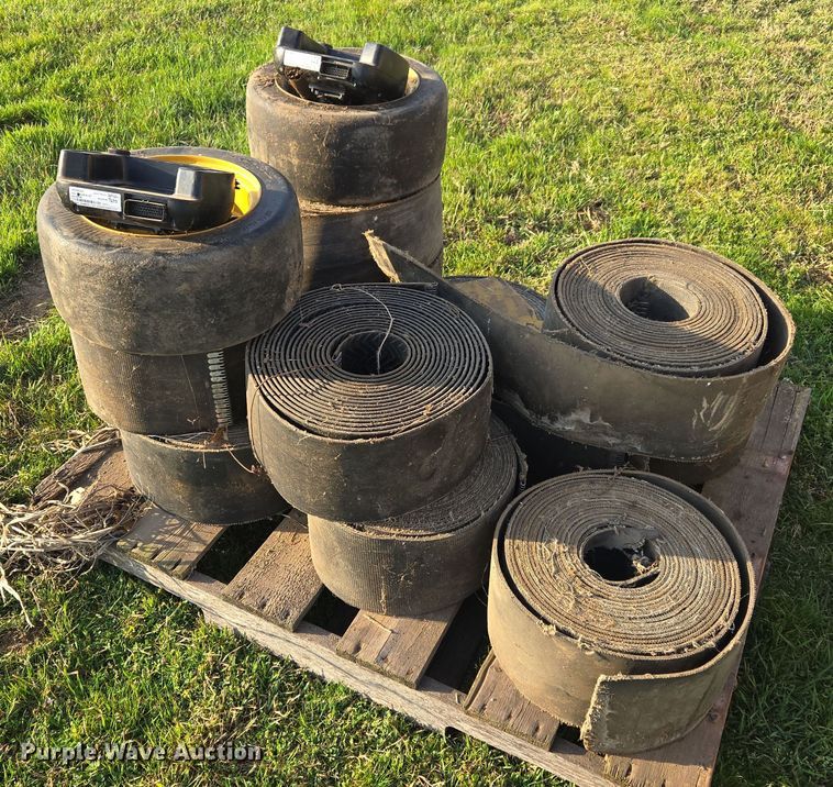 image for item EJ8381 Vermeer 604SM round baler