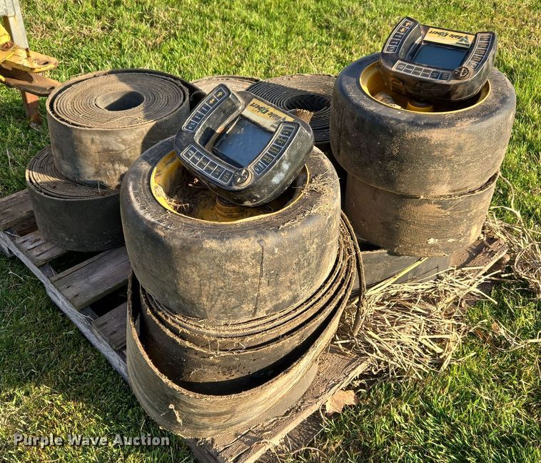 image for item EJ8381 Vermeer 604SM round baler