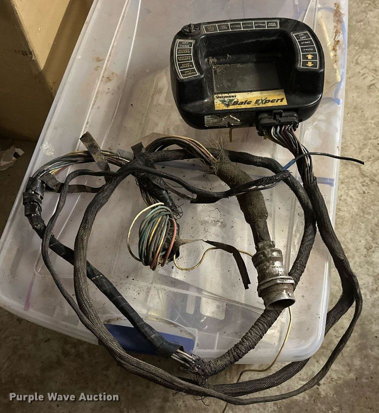 image for item EJ8381 Vermeer 604SM round baler