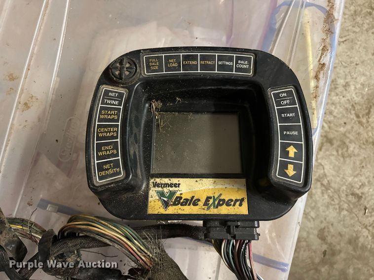 image for item EJ8381 Vermeer 604SM round baler