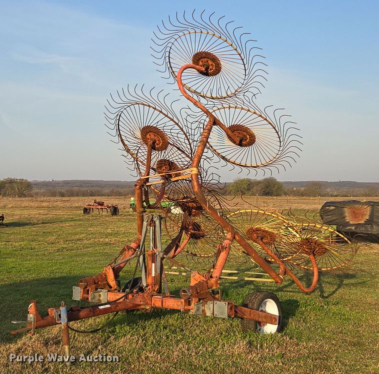 image for item EJ8382 Tonutti RCS 8 hay rake