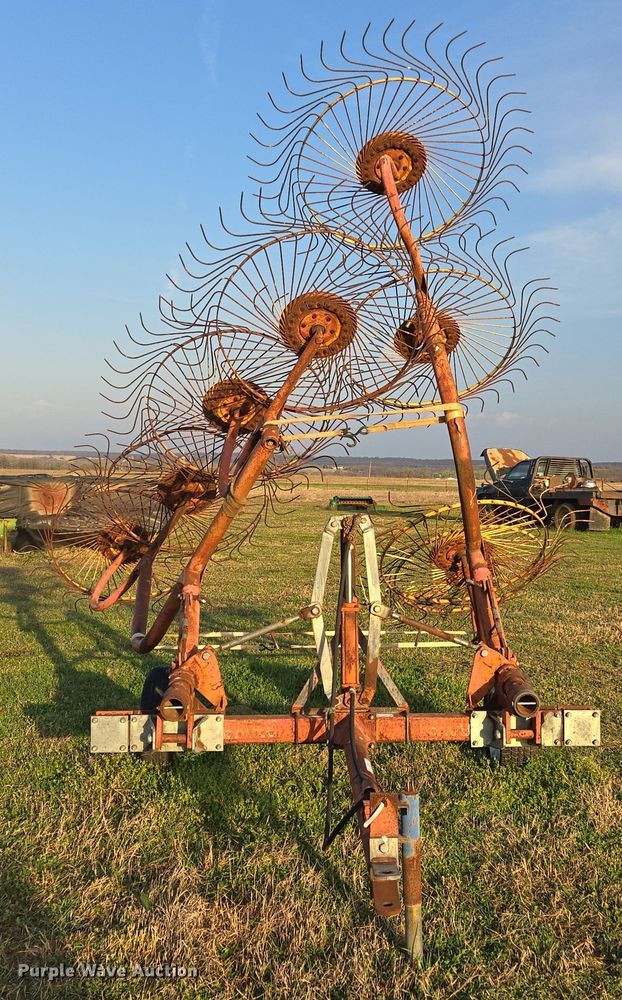 image for item EJ8382 Tonutti RCS 8 hay rake