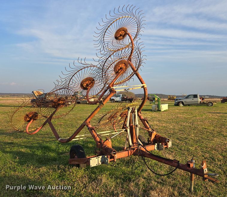 image for item EJ8382 Tonutti RCS 8 hay rake