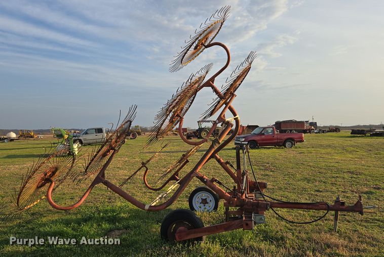 image for item EJ8382 Tonutti RCS 8 hay rake