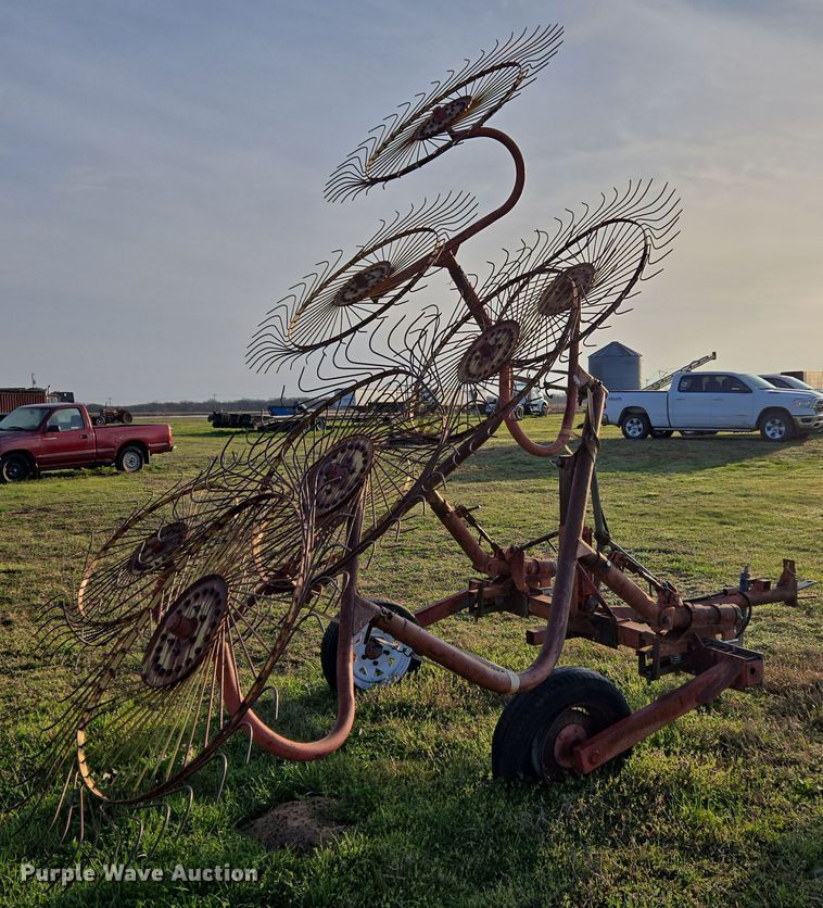 image for item EJ8382 Tonutti RCS 8 hay rake