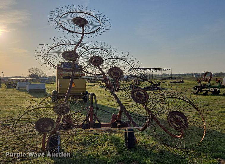 image for item EJ8382 Tonutti RCS 8 hay rake