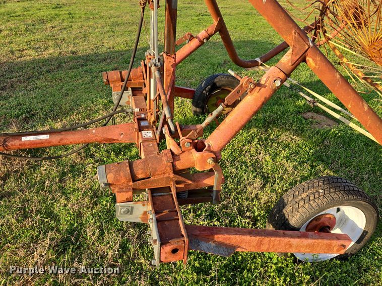 image for item EJ8382 Tonutti RCS 8 hay rake