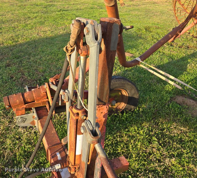 image for item EJ8382 Tonutti RCS 8 hay rake